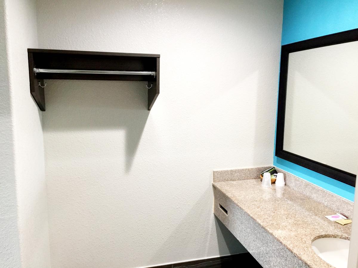 Americas Best Value Inn & Suites Mont Belvieu Houston Eldon Esterno foto