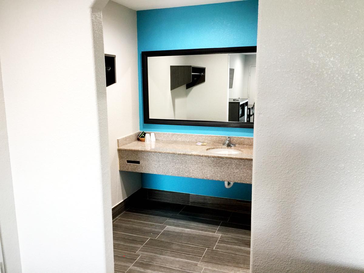 Americas Best Value Inn & Suites Mont Belvieu Houston Eldon Esterno foto